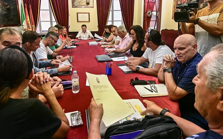 Momentos previos a la reunión / FOTO: Eulogio García