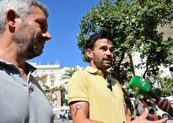 De la Cruz atendiendo a la prensa en la plaza San Juan de Dios / FOTO: Eulogio García