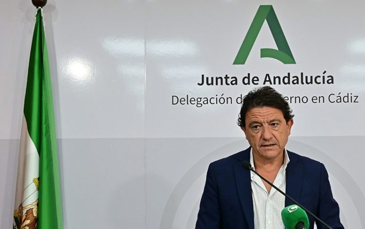 El delegado territorial repasando las ayudas en rueda de prensa / FOTO: Eulogio García