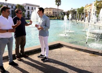 El concejal de Medio Ambiente se interesa por el estado de la fuente / FOTO: Ayto.