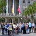 Grupo de turistas pasando frente al Ayuntamiento / FOTO: Eulogio García