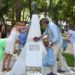 Limpiando el monumento antes de la ofrenda floral / FOTO: AxSí