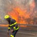 Bombero del Consorcio actuando desde la carretera / FOTO: Policía Nacional