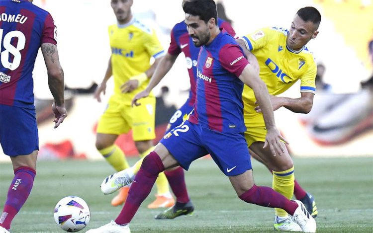 Luchando un balón en el centro del campo / FOTO: Cádiz CF