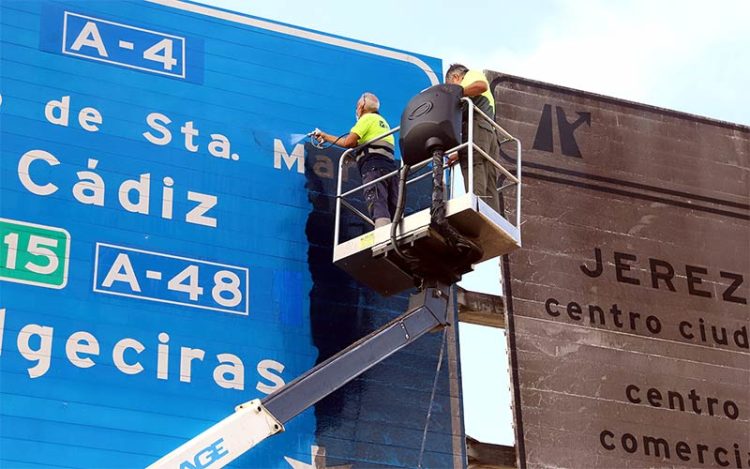 Redescubriendo uno de los paneles de direcciones / FOTO: Ayto.