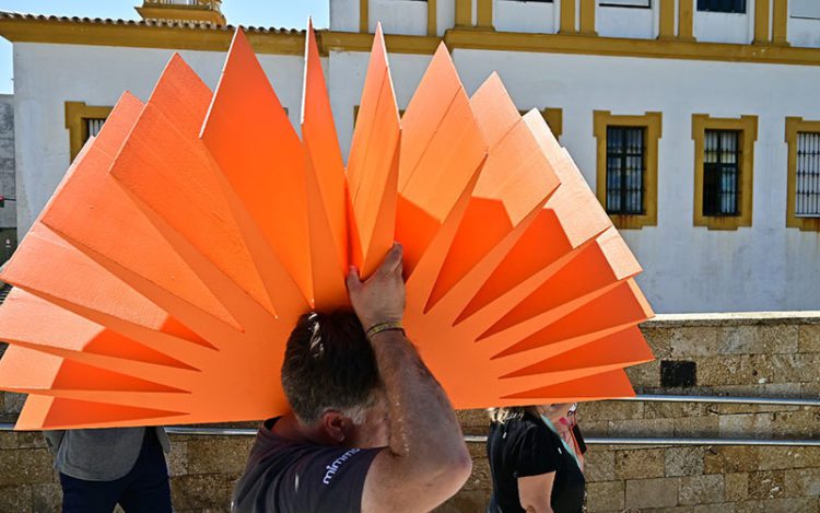 Operario recoge uno de los logos identificativos del festival tras su presentación en Cádiz / FOTO: Eulogio García