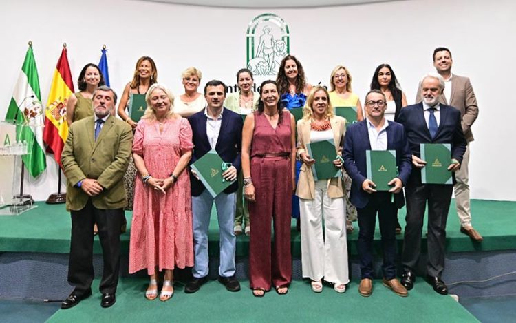 Posado tras la recepción de las resoluciones favorables / FOTO: Eulogio García