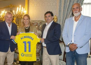 La flamante presidenta jerezana con la camiseta del Cádiz / FOTO: Diputación