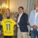 La flamante presidenta jerezana con la camiseta del Cádiz / FOTO: Diputación