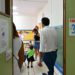 Bruno García entrando en una de las aulas / FOTO: Eulogio García