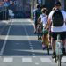 Grupo de turistas por el carril bici del paseo marítimo / FOTO: Eulogio García