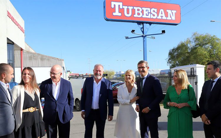 El consejero recibido en una empresa del polígono jerezano de El Portal / FOTO: Ayto.