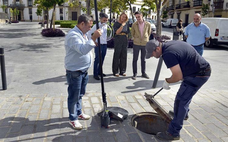 Supervisando las labores en la plaza del Arroyo / FOTO: Ayto.