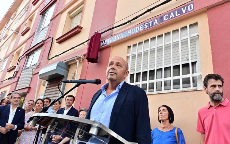 Uno de los hijos de la homenajeada interviniendo en el acto / FOTO: Ayto.