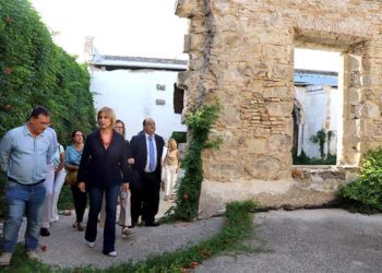 La comitiva de la alcaldesa conociendo in situ el estado del edificio / FOTO: Ayto.