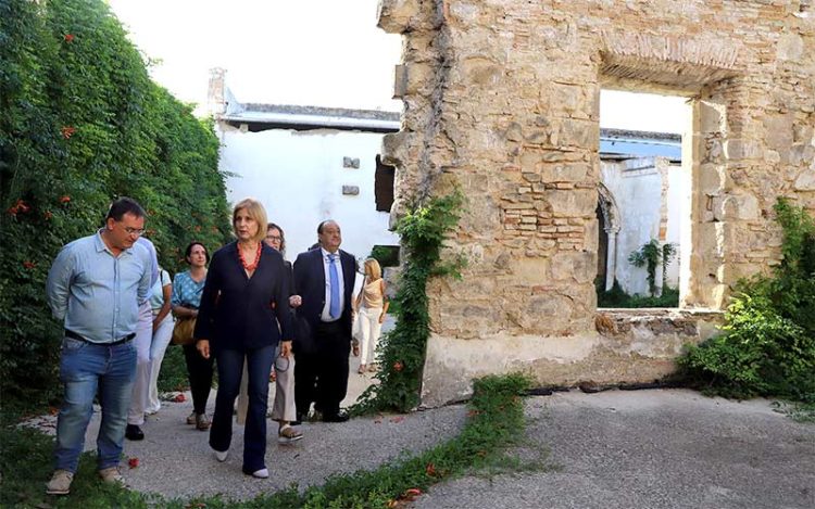 La comitiva de la alcaldesa conociendo in situ el estado del edificio / FOTO: Ayto.