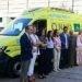 Posando junto a una de las ambulancias a las puertas del Parador / FOTO: Eulogio García