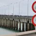 Bicifestación cruzando el puente, que 'saluda' con las señales que prohíben bicis y peatones / FOTO: Eulogio García