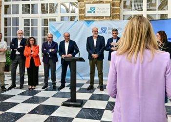 La presidenta llegando a la comparecencia junto a sus compañeros de bipartito / FOTO: Eulogio García