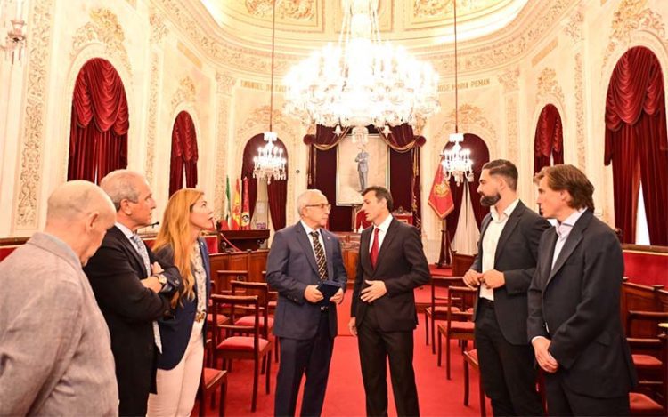 Blanco, atendido en el salón de plenos / FOTO: Ayto.