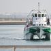 Uno de los catamaranes accediendo al Puerto gaditano / FOTO: Eulogio García