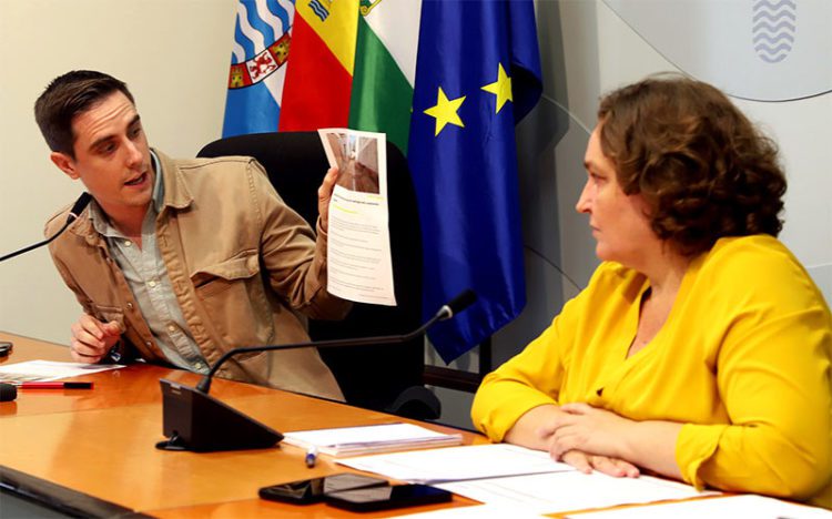 Los populares Espinar y De la Cuadra lamentando la herencia recibida / FOTO: Ayto.