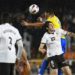 Disputando una pelota en el centro del campo / FOTO: Cádiz CF