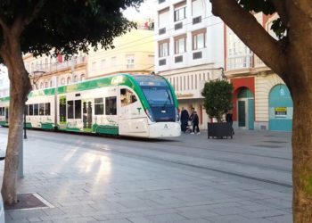 Circulando por la calle Real de La Isla / FOTO: DBC