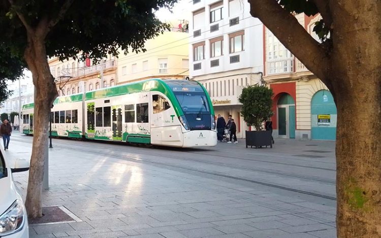 Circulando por la calle Real de La Isla / FOTO: DBC