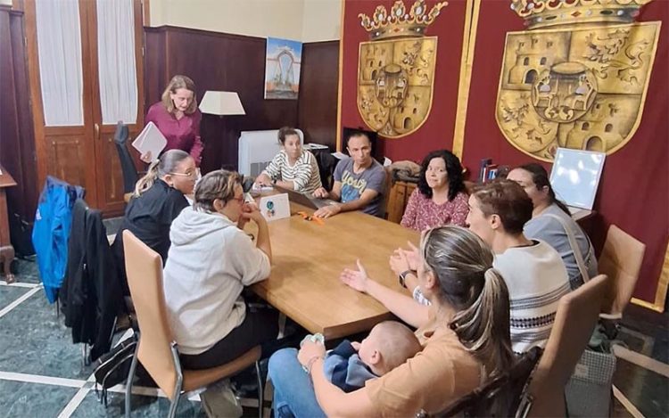 Salvador reunida con padres y madres de los coles afectados / FOTO: Ayto.