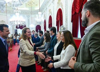 Saludos a los concejales en el salón de plenos / FOTO: Eulogio García