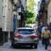 Un coche sorteando peatones por la céntrica calle / FOTO: Eulogio García