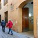 A las puertas de un centro de salud en Cádiz / FOTO: Eulogio García