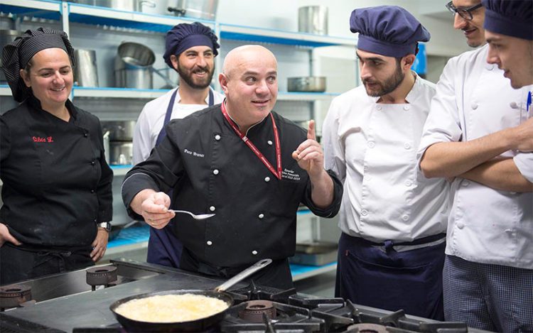 En las cocinas de la Escuela / FOTO: Diputación