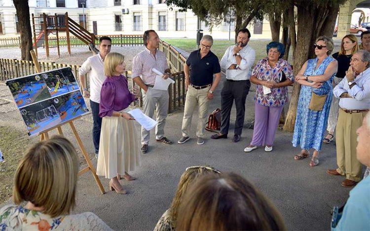 Reunión con residentes en la misma plaza Madrid / FOTO: Ayto.