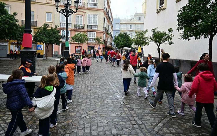 El alumnado se ha ido concentrando en San Francisco, punto seguro / FOTO: Eulogio García