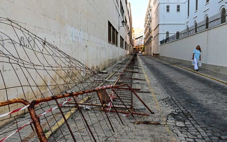 Estado recurrente del vallado en la abandonada Escuela de Náuticas / FOTO: Eulogio García