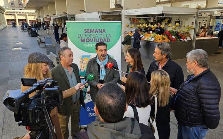 Anunciando la medida en la misma plaza / FOTO: Ayto.