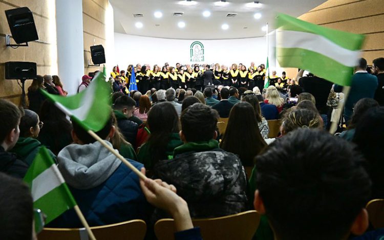 Alguna bandera andaluza en la trasera del salón, copado por escolares / FOTO: Eulogio García