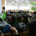 Alguna bandera andaluza en la trasera del salón, copado por escolares / FOTO: Eulogio García