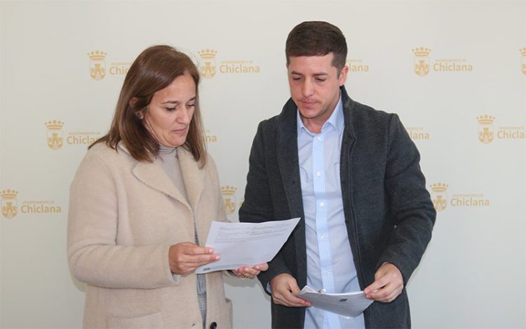 González y Cruz repasan los apuntes de la rueda de prensa / FOTO: Ayto.