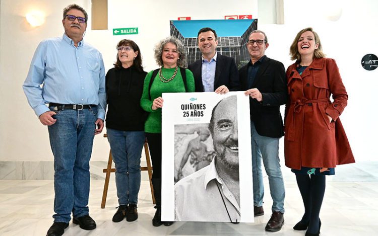 Con el cartel de la programación / FOTO: Eulogio García