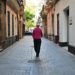 Peatón caminando por la calle Veedor ya abierta al tráfico / FOTO: Eulogio García