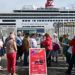 Cruceristas junto a la verja del muelle / FOTO: Eulogio García