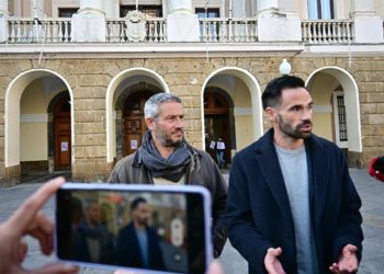 De la Cruz atendiendo a la prensa a las puertas del Consistorio / FOTO: Eulogio García