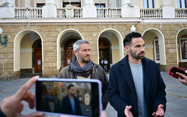 De la Cruz atendiendo a la prensa a las puertas del Consistorio / FOTO: Eulogio García