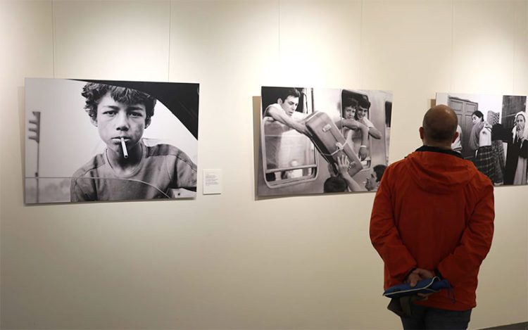 Curioseando varias de las obras de la muestra / FOTO: Ayto.