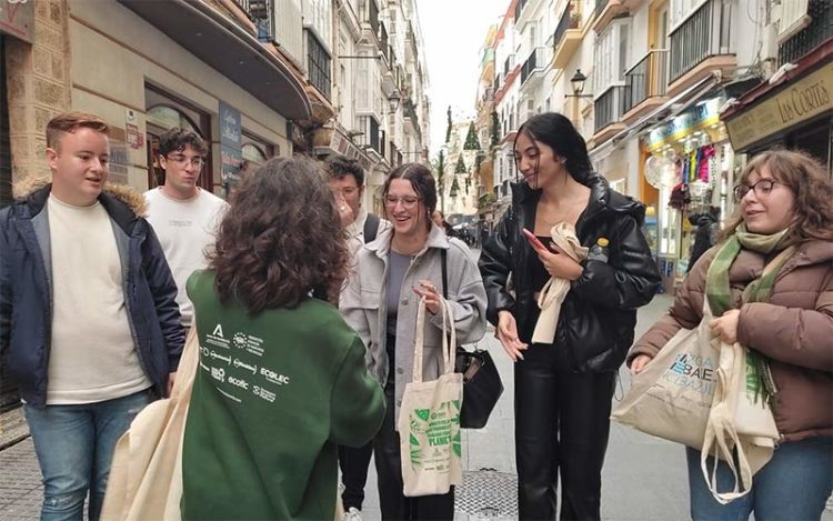 Una de las acciones llevadas a cabo en el centro de Cádiz / FOTO: RAEE