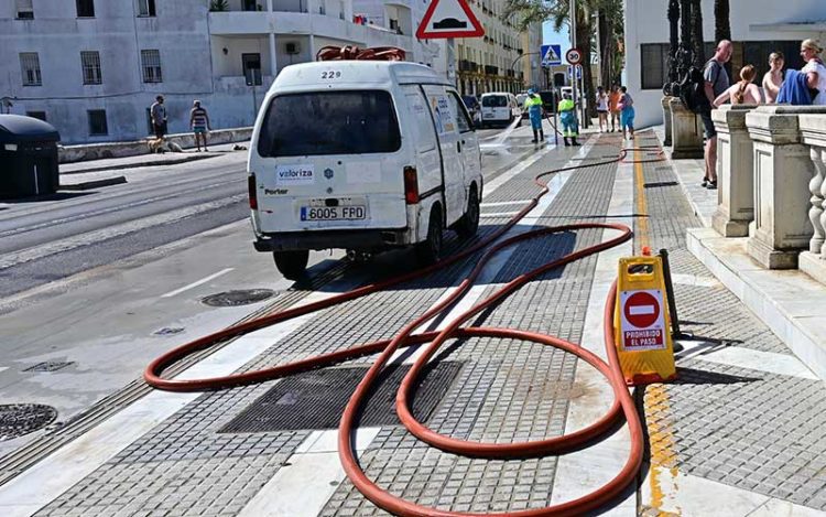 Baldeando el pasado agosto todavía con la maquinaria antigua / FOTO: Eulogio García