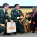 Pacheco entrega uno de los reconocimientos a la Guardia Civil / FOTO: Eulogio García